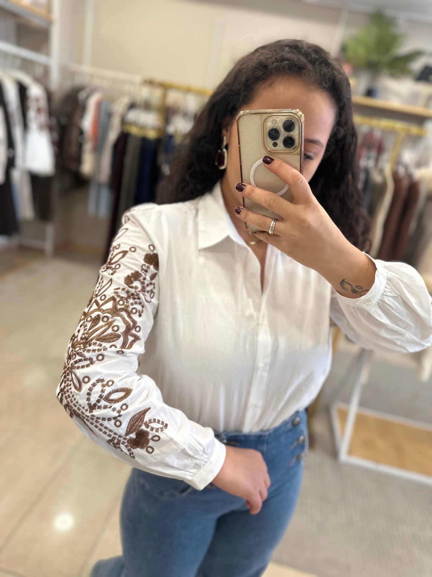 Camisa com bordados na manga