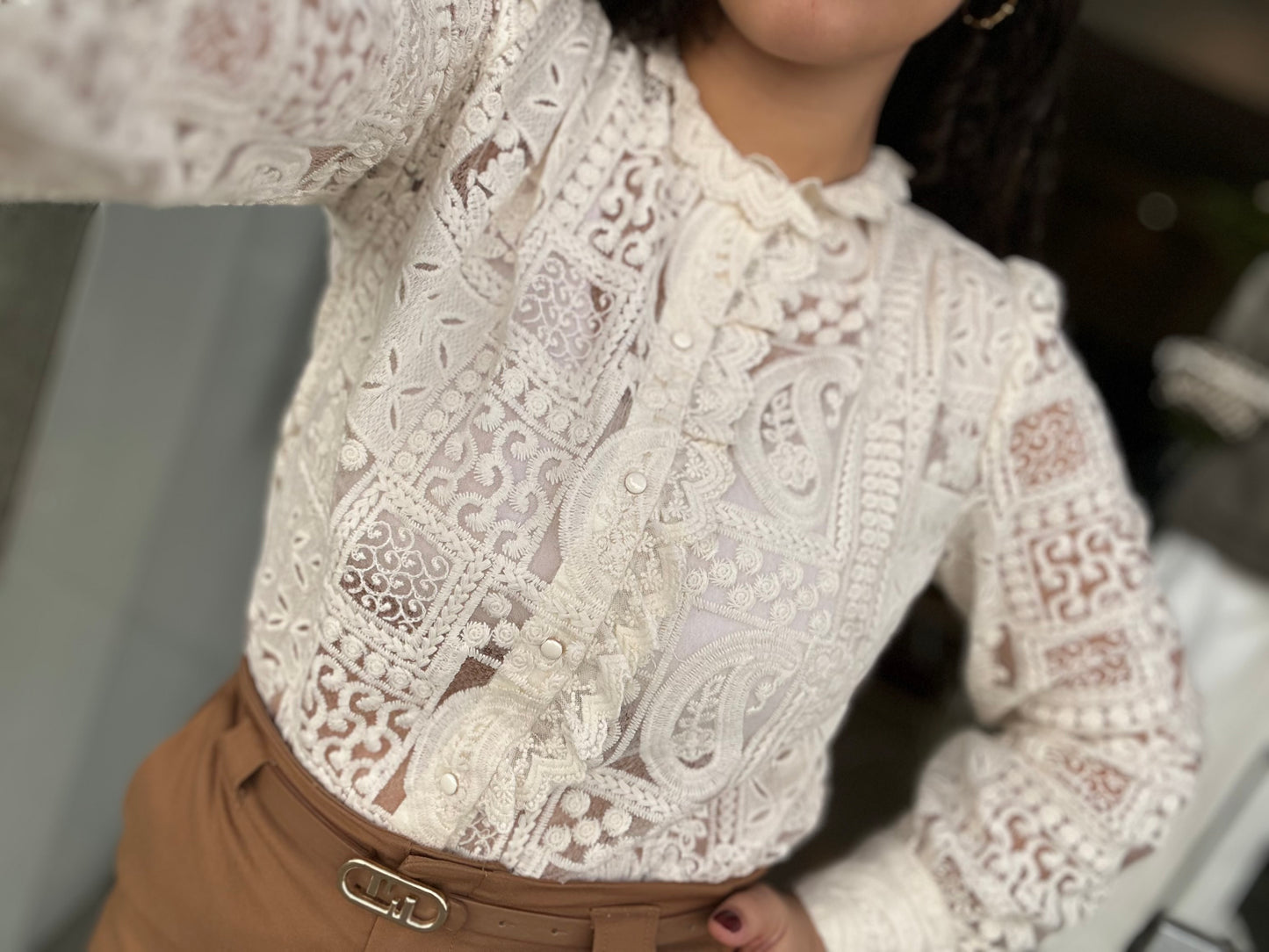 Camisa rendada bege