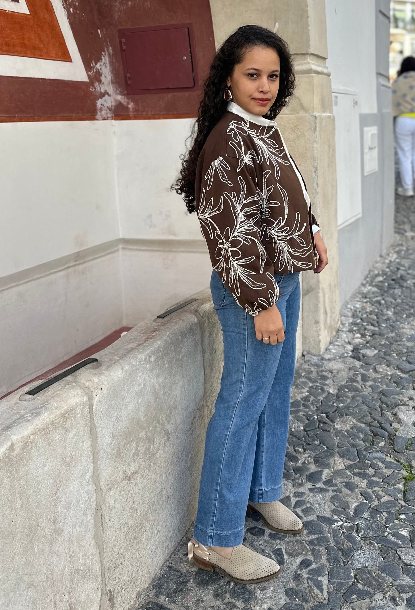 Casaco castanho bordados bege