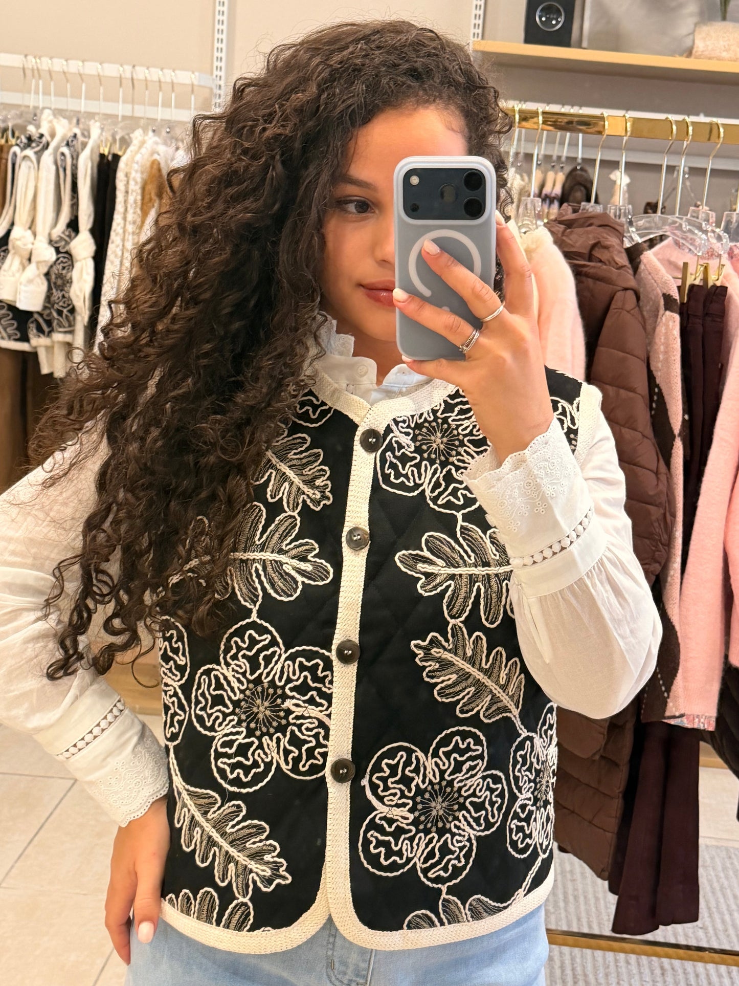 Colete Preto Bordado Creme