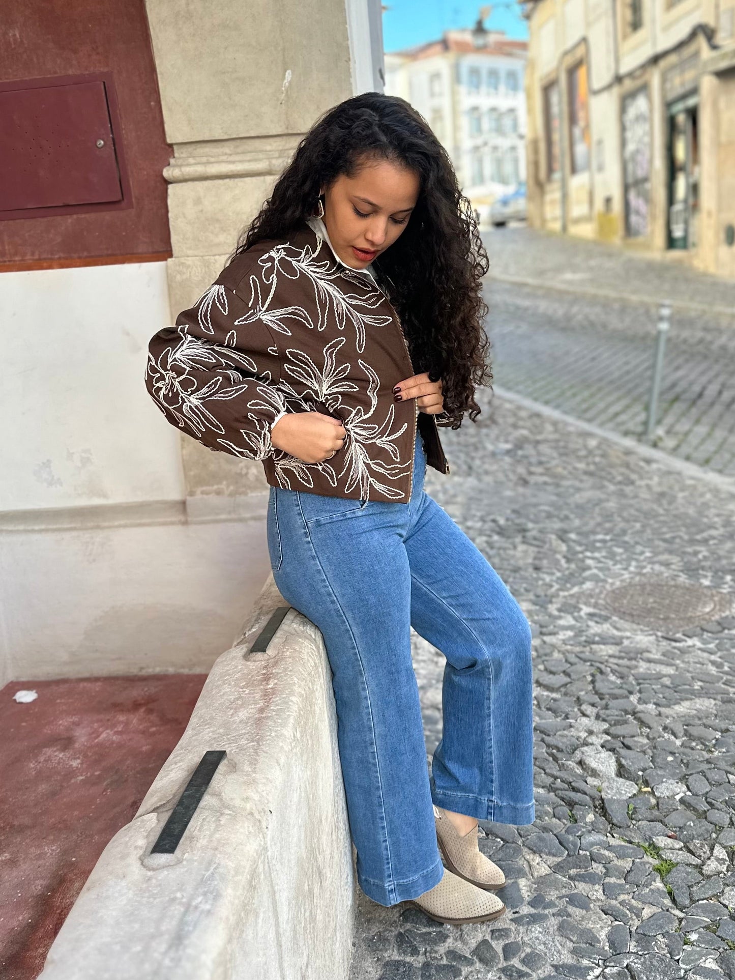 Casaco castanho bordados bege