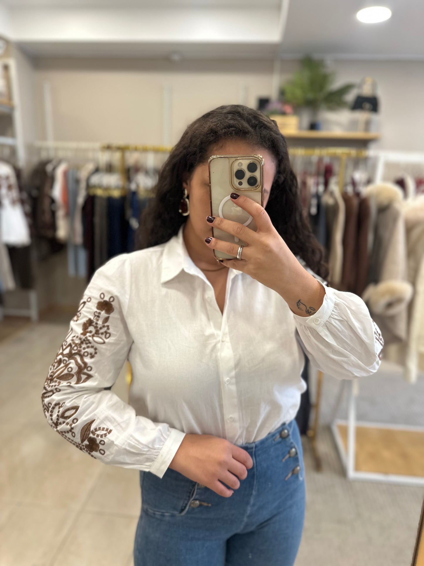 Camisa com bordados na manga