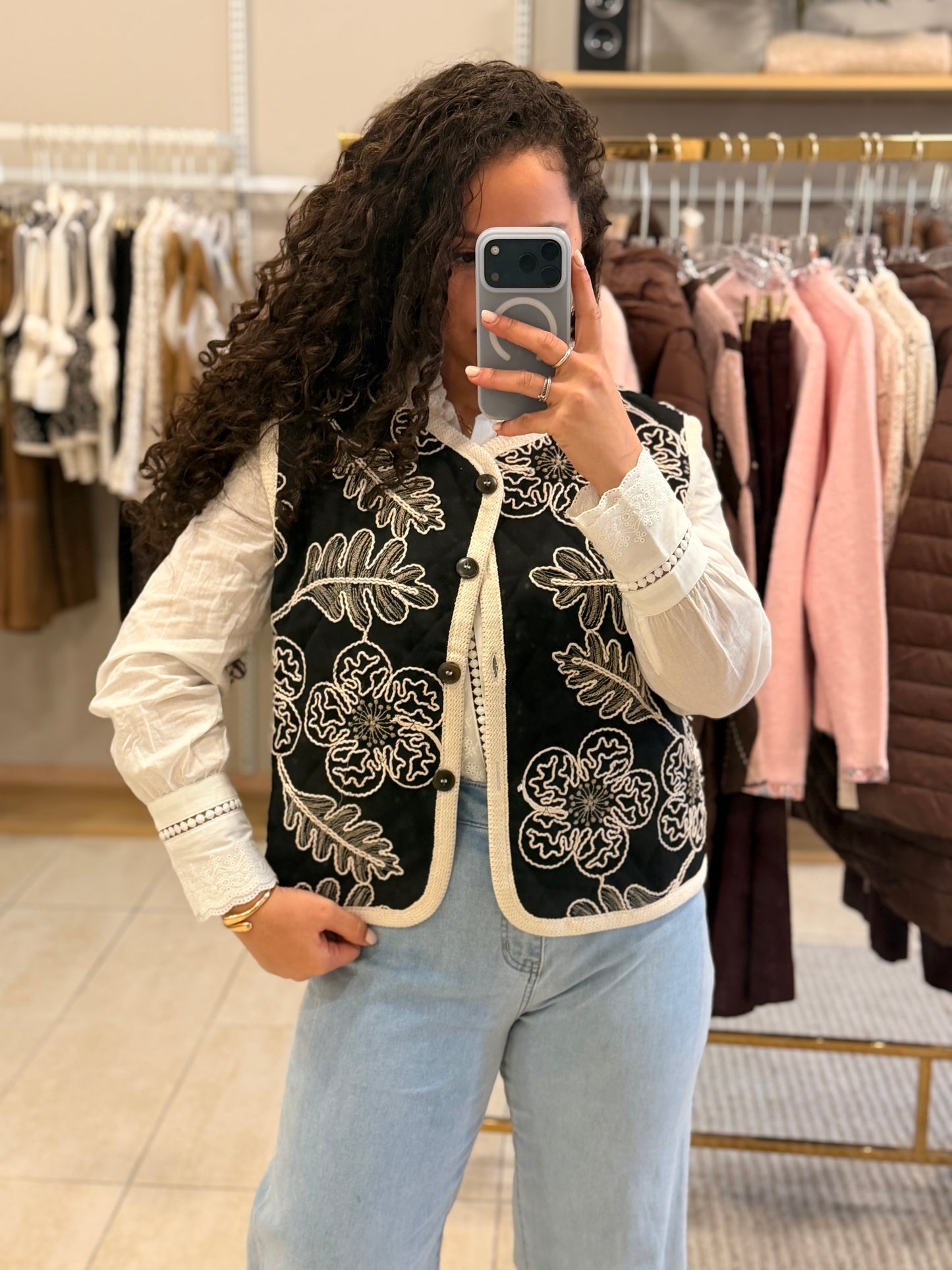 Colete Preto Bordado Creme