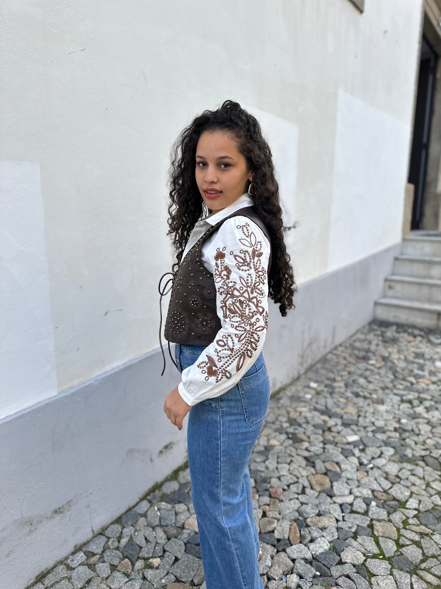 Camisa com bordados na manga