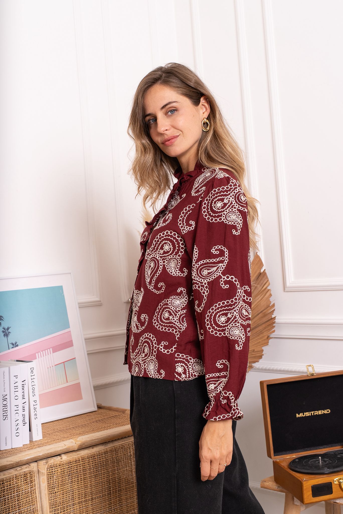 camisa bordô com destalhes bordados